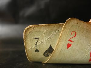Reflexão do poker: É de se esperar que você caia em blefes