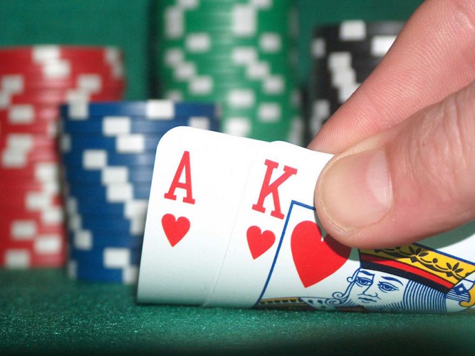 Reflexão do Poker: Quando Ás e Rei erra o flop